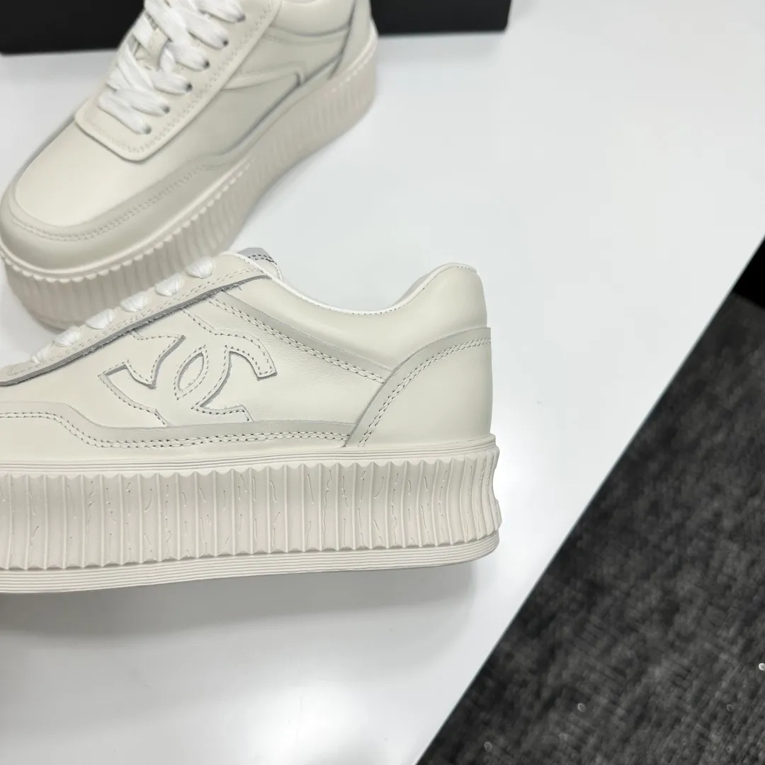 👟👟Ex-factory price 560👟👟Chanel Panda Shoes! 2025 counter's top casual sports shoes. This classic design; the upper is electro-embroidered with a variety of techniques; the outsole is fashionable and sporty; the unusual inclusion of a variety of color matching elements... The diversified mix and match is very good-looking and versatile, and can be used for leisure, fashion, sports, and outdoor... ꫛꫀꪝ Go➫ Materials: ❶Upper made of: original imported first-layer silk cowhide + original waterproof cloth + original first-layer cowhide ❷Inner lining: Breathable mesh ❸ Outsole based on: original TPU combination outsole, full set of boutique packaging for women 35–41